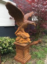 Sehr großer Adler-Oxydstein in Beutefang-Aktion, braun auf Sockel